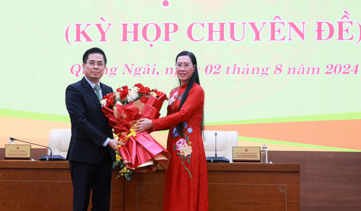 Bà Bùi Thị Quỳnh Vân, Bí thư Tỉnh ủy Quảng Ngãi tặng hoa chúc mừng ông Nguyễn Hoàng Giang được HĐND Tỉnh bầu giữ chức Chủ tịch UBND Tỉnh