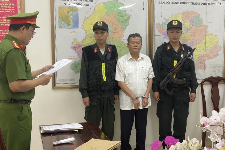 Công an đọc lệnh bắt tạm giam ông Phan Duy Nghĩa, nguyên Trưởng phòng Quản lý đô thị huyện Trảng Bom, tỉnh Đồng Nai Công an đọc lệnh bắt tạm giam ông Phan Duy Nghĩa, nguyên Trưởng phòng Quản lý đô thị huyện Trảng Bom, tỉnh Đồng Nai