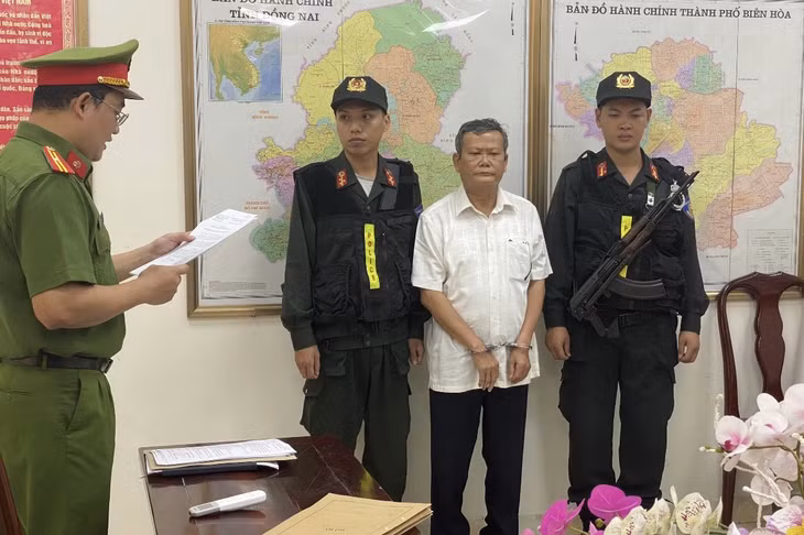 Công an đọc lệnh bắt tạm giam ông Phan Duy Nghĩa, nguyên Trưởng phòng Quản lý đô thị huyện Trảng Bom, tỉnh Đồng Nai