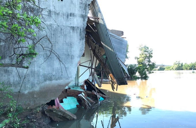 Một căn nhà ven rạch Tôm, huyện Nhà Bè, bị sạt lở năm 2020 Một căn nhà ven rạch Tôm, huyện Nhà Bè, bị sạt lở năm 2020