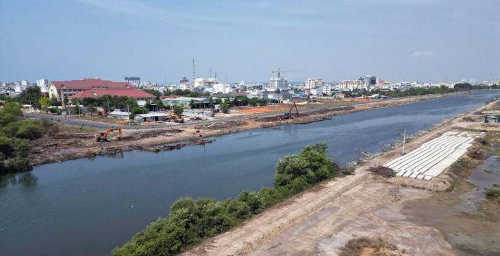 Đoạn sông Bến Lội dài hơn 1,2 km đổ về rừng ngập mặn Phan Thiết đang được nạo vét, gia cố bờ, làm đẹp cảnh quan môi trường