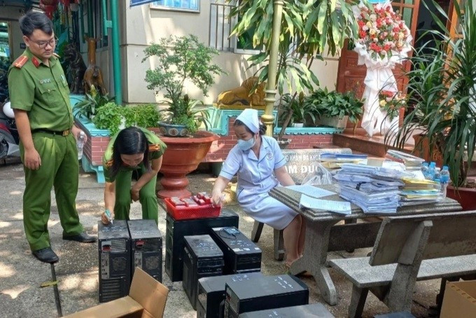 Lực lượng chức năng niêm phong các CPU của một phòng khám tại Đồng Nai liên quan đến trục lợi BHXH