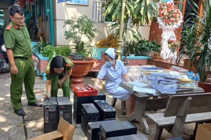 Lực lượng chức năng niêm phong các CPU của một phòng khám tại Đồng Nai liên quan đến trục lợi BHXH