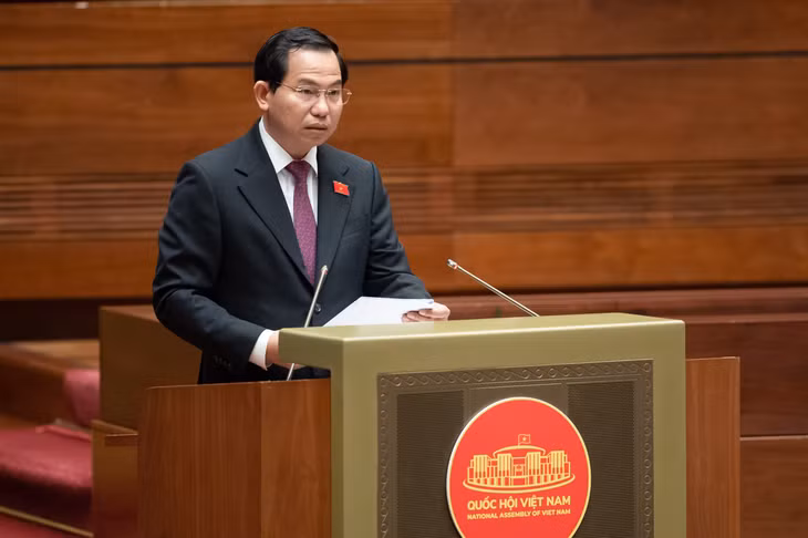 Chủ nhiệm Ủy ban Tài chính - Ngân sách Lê Quang Mạnh trình bày tóm tắt Báo cáo tiếp thu, giải trình về quyết về quyết toán ngân sách nhà nước năm 2021. Ảnh: Quốc hội