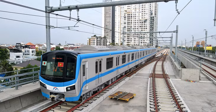Đoàn tàu thuộc Metro số 1 chạy thử đoạn trên cao