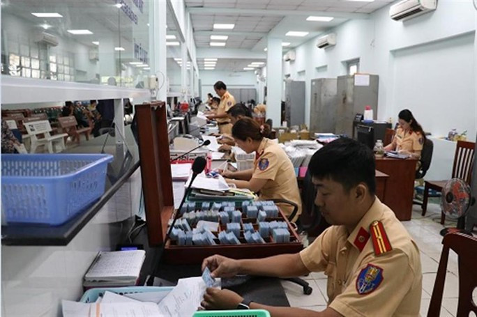 Cảnh sát giao thông làm nhiệm vụ cấp, thu hồi, đăng ký biển số xe cơ giới Cảnh sát giao thông làm nhiệm vụ cấp, thu hồi, đăng ký biển số xe cơ giới