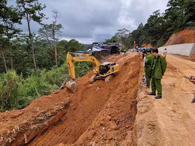 Hiện trường vụ sập ta luy khiến 2 công nhân đang thi công mở rộng đèo Prenn (TP.Đà Lạt) tử vong