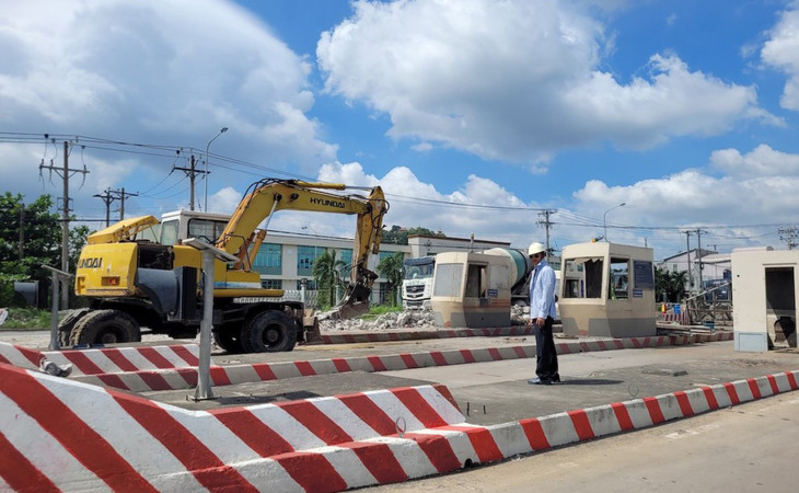 Công nhân tháo dỡ trạm thu phí trên Quốc lộ 1K qua TP. Biên Hòa Công nhân tháo dỡ trạm thu phí trên Quốc lộ 1K qua TP. Biên Hòa