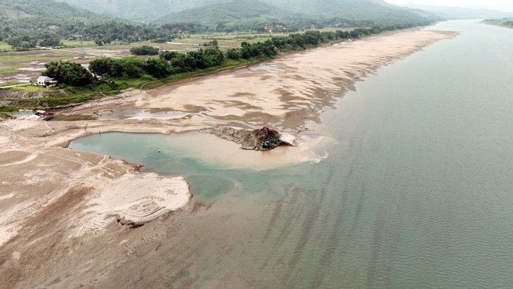 Viwasupco huy động máy xúc khơi dòng dẫn nước vào khu vực đặt trạm bơm khẩn cấp trên sông Đà