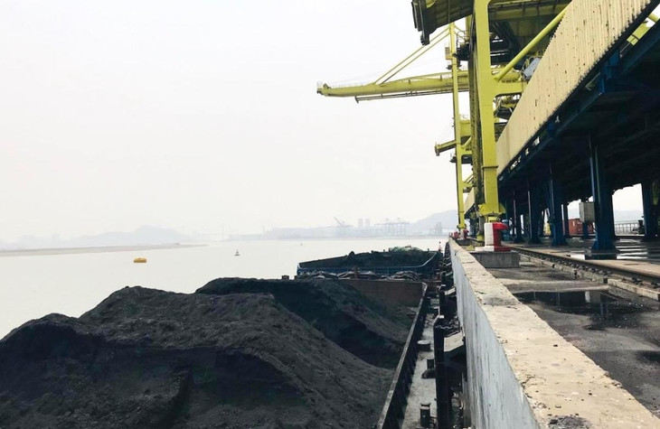 Than cấp cho điện tại một nhà máy ở Quảng Ninh