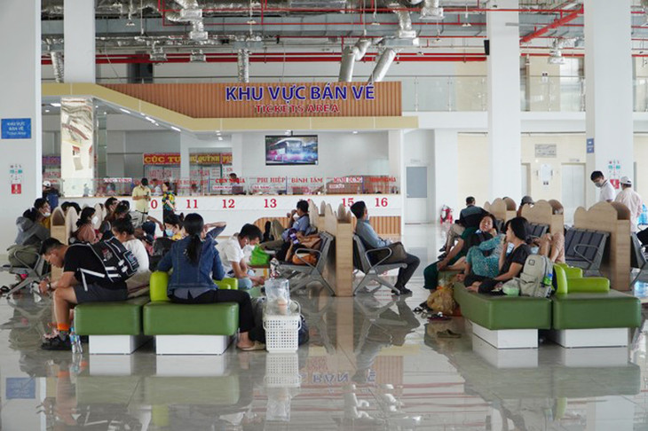 Khách chờ lên xe tại Bến Miền Đông mới, TP Thủ Đức Khách chờ lên xe tại Bến Miền Đông mới, TP Thủ Đức