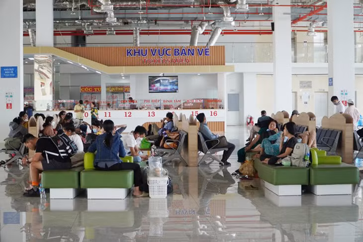 Khách chờ lên xe tại Bến Miền Đông mới, TP Thủ Đức