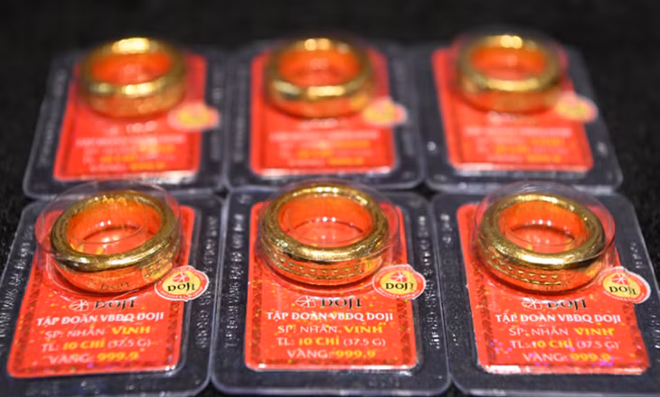 Vàng nhẫn trơn trưng bày tại cửa hàng Vàng nhẫn trơn trưng bày tại cửa hàng