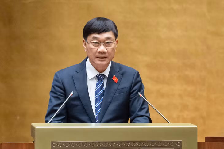 Chủ nhiệm Ủy ban Kinh tế Vũ Hồng Thanh trình bày báo cáo