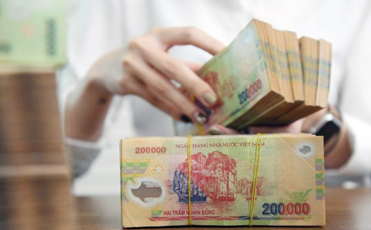 Nhân viên chi nhánh một ngân hàng tại Hà Nội kiểm đếm ngân quỹ Nhân viên chi nhánh một ngân hàng tại Hà Nội kiểm đếm ngân quỹ