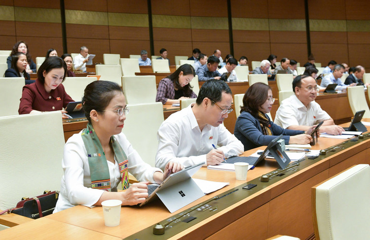 Quốc hội thảo luận ở hội trường về việc thành lập thành phố Huế trực thuộc Trung ương