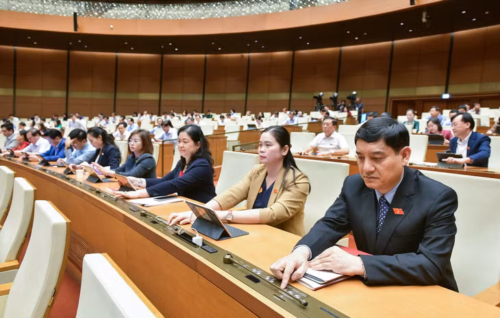 Các đại biểu Quốc hội tiến hành biểu quyết
