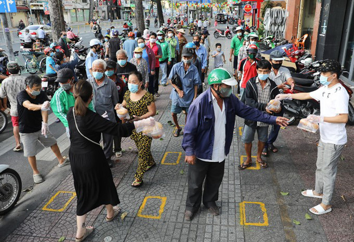 Người gặp khó khăn ở TP.HCM nhận cơm từ thiện đợt Covid-19 bùng phát