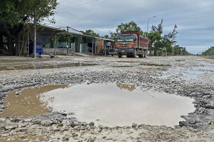Đường Thanh Niên ở Khu kinh tế Dung Quất chi chít ổ gà vào mùa mưa Đường Thanh Niên ở Khu kinh tế Dung Quất chi chít ổ gà vào mùa mưa