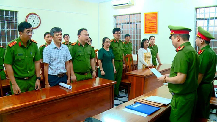 Công bố quyết định khởi tố bị can và lệnh bắt tạm giam Nguyễn Văn Cường (áo caro bên trái) và Phan Thị Như Thủy (áo vàng - trắng bên phải). Ảnh: CAND Công bố quyết định khởi tố bị can và lệnh bắt tạm giam Nguyễn Văn Cường (áo caro bên trái) và Phan Thị Như Thủy (áo vàng - trắng bên phải). Ảnh: CAND