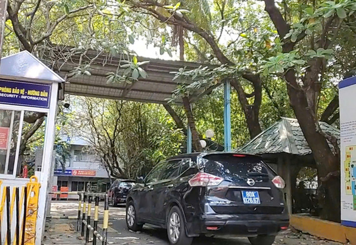 Nhiều ô tô đưa tổ công tác của cơ quan điều tra đến khám xét nơi làm việc của ông Huỳnh Nguyễn Lộc