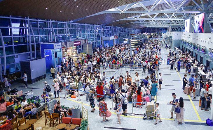 Khách chật kín tại Nhà ga quốc tế Đà Nẵng, Khách chật kín tại Nhà ga quốc tế Đà Nẵng,