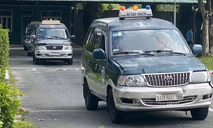 Học viên tập lái xe ở trung tâm sát hạch Củ Chi, TP.HCM