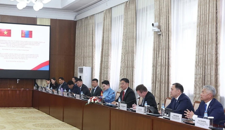 Tổng thống Mông Cổ Ukhnaagiin Khurelsukh chúc mừng những thành tựu mà Việt Nam đã đạt được trong thời gian qua, nhất là trong lĩnh vực phát triển kinh tế - xã hội và nâng cao đời sống người dân