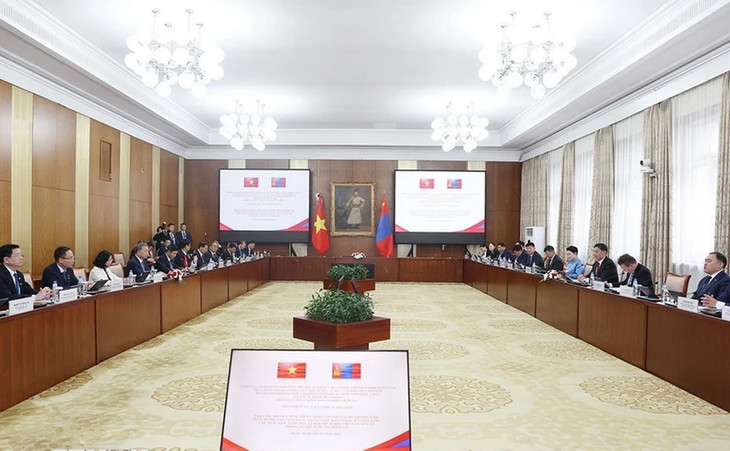 Hai nhà lãnh đạo bày tỏ vui mừng và hài lòng trước sự phát triển mạnh mẽ, thực chất và hiệu quả của quan hệ hữu nghị truyền thống giữa hai nước trong những năm qua