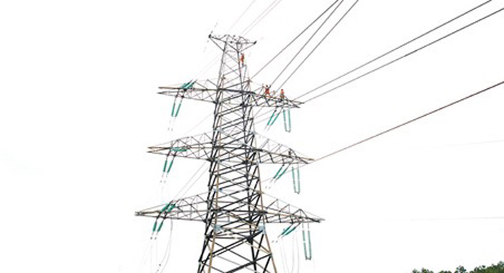 Công nhân EVNNPT củng cố lưới điện ngay sau khi bão số 3 đi qua tại Quảng Ninh