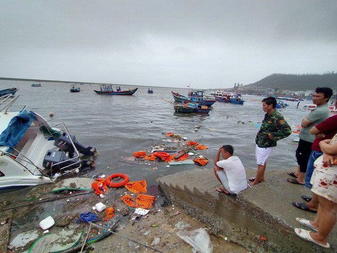 Một số người dân thẫn thờ nhìn tài sản của mình bị bão đánh chìm, hư hỏng nặng.