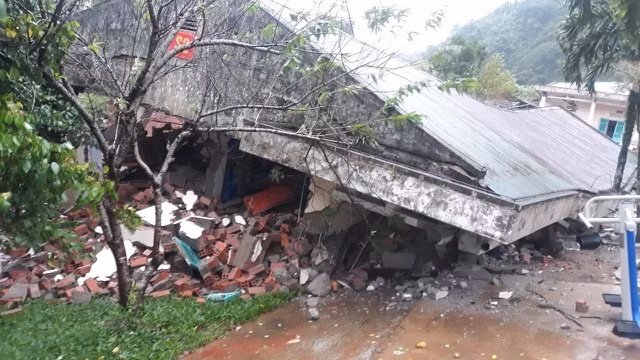 Nhiều dãy nhà tại Đồn biên phòng Cửa khẩu quốc tế Cha Lo đã đổ sập vì sự cố sạt lở đất.