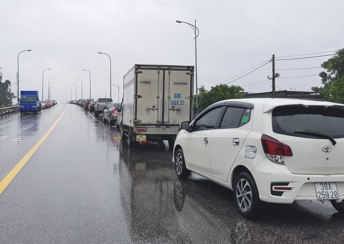 Quốc lộ 1 qua Hà Tĩnh ùn tắc do có nhiều điểm bị ngập nước ngày 19/10