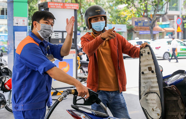 Người dân đổ xăng tại góc đường Hai Bà Trưng - Trần Cao Vân