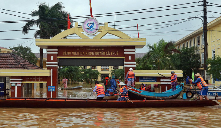 Bệnh viện đa khoa huyện Lệ Thủy, Quảng Bình, chìm trong nước lũ