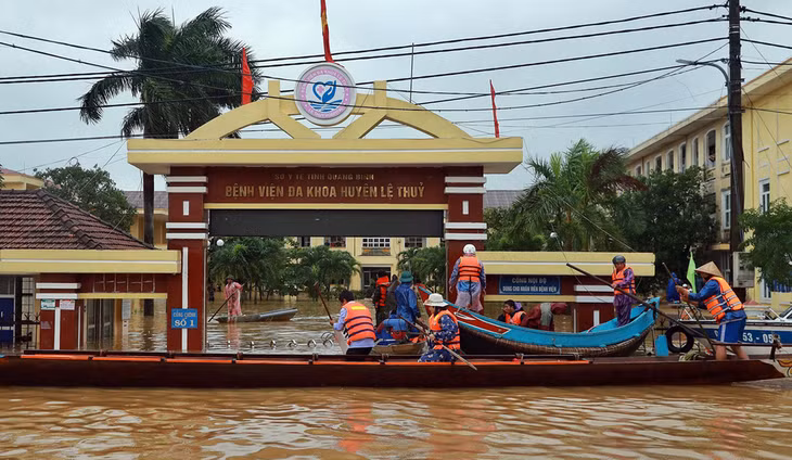 Bệnh viện đa khoa huyện Lệ Thủy, Quảng Bình, chìm trong nước lũ