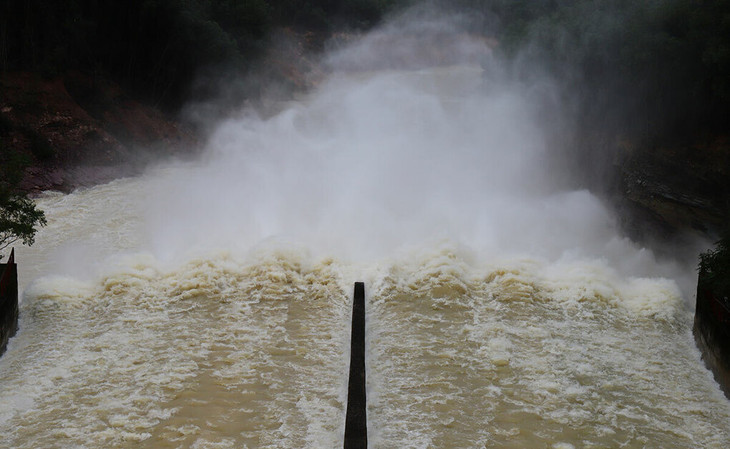 Hồ Kẻ Gỗ xả lũ qua hai cửa tràn chiều 21/10