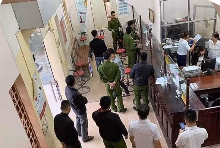 Công an tới hiện trường vụ cướp