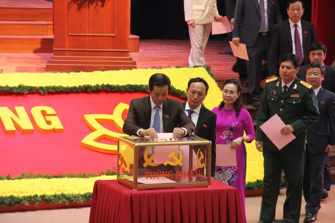 Các đại biểu bỏ phiếu bầu Ban chấp hành Đảng bộ tỉnh Quảng Bình nhiệm kỳ 2020- 2025. Các đại biểu bỏ phiếu bầu Ban chấp hành Đảng bộ tỉnh Quảng Bình nhiệm kỳ 2020- 2025.