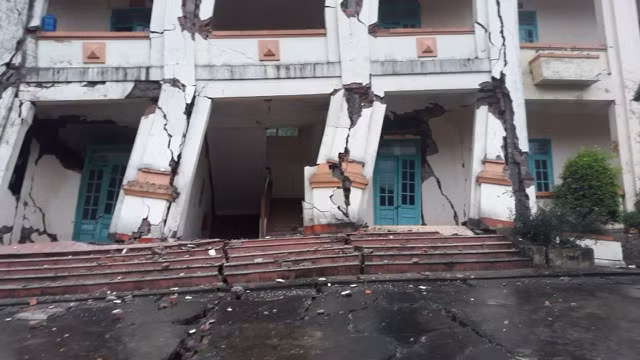 Khi phát hiện sụt lún, sạt lở đất, cán bộ, chiến sỹ tại Đồn Biên phòng cửa khẩu quốc tế Cha Lo đã kịp thời di chuyển người, vũ khí trang bị, tài liệu và các tài sản quan trọng đến nơi an toàn.