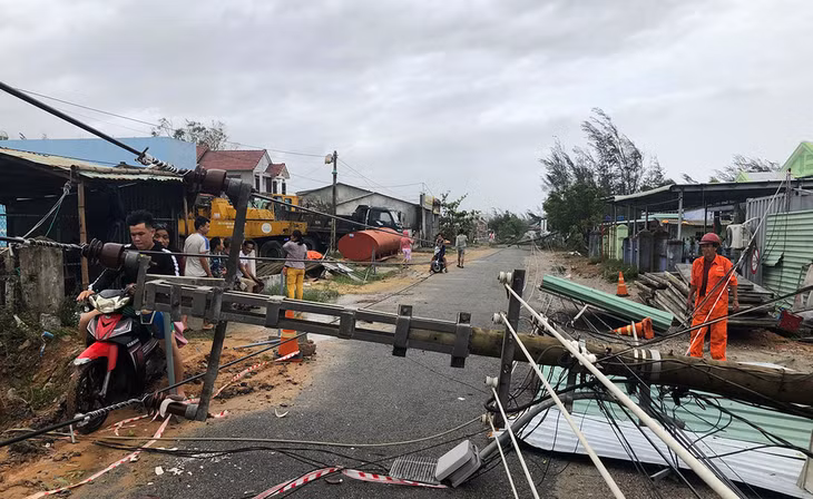 Cột điện gãy đổ hàng loạt tại xã Bình Minh, Thăng Bình, Quảng Nam