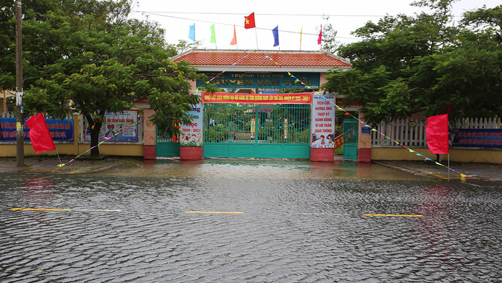 Trường tiểu học Nguyễn Văn Trỗi, TP. Tam Kỳ bị ngập nước hôm 11/10