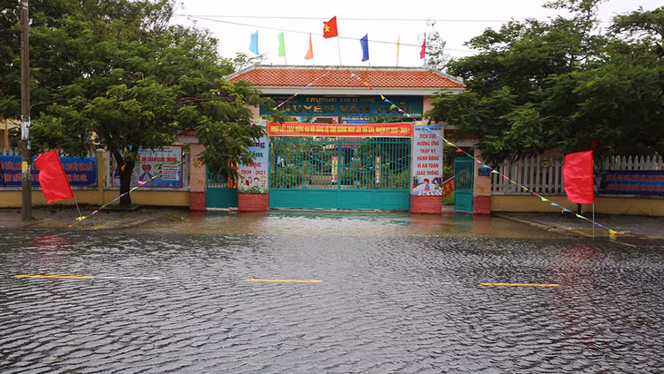 Trường tiểu học Nguyễn Văn Trỗi, TP. Tam Kỳ bị ngập nước hôm 11/10