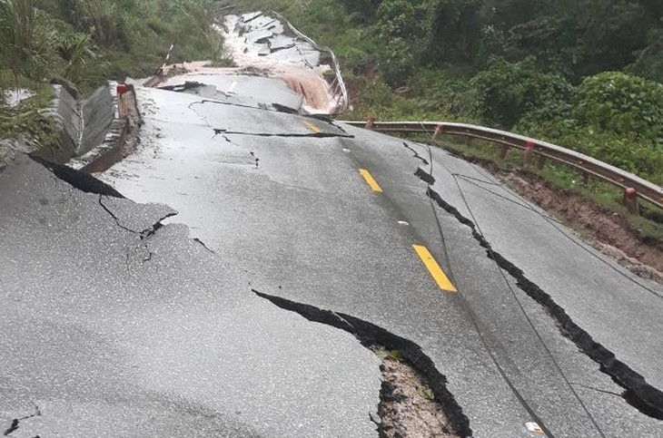 Đoạn quốc lộ 12A bị sạt trượt, đứt gãy