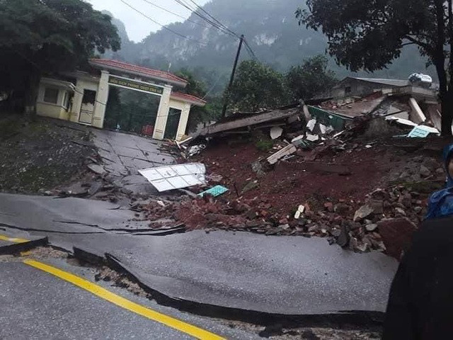 Đất đá sạt lở đổ ụp xuống phía cổng Đồn biên phòng Cửa khẩu quốc tế Cha Lo.