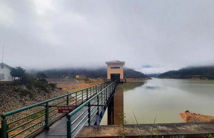 Một góc hồ chứa nước nhà máy thủy điện Ea Krong Rou, thị xã Ninh Hòa