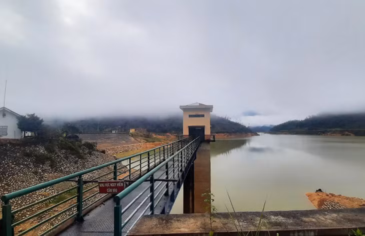 Một góc hồ chứa nước nhà máy thủy điện Ea Krong Rou, thị xã Ninh Hòa