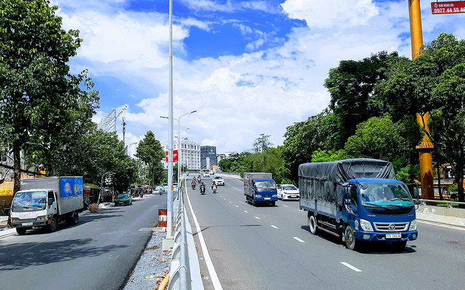 Xe chạy qua cầu Nguyễn Hữu Cảnh hồi đầu tháng 10