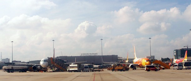 Máy bay đỗ tại sân bay Tân Sơn Nhất