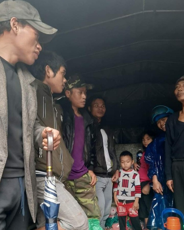 Trước tình huống nguy cấp, lực lượng chức năng đã di dời người dân ra khỏi vùng nguy hiểm do sạt lở đất.